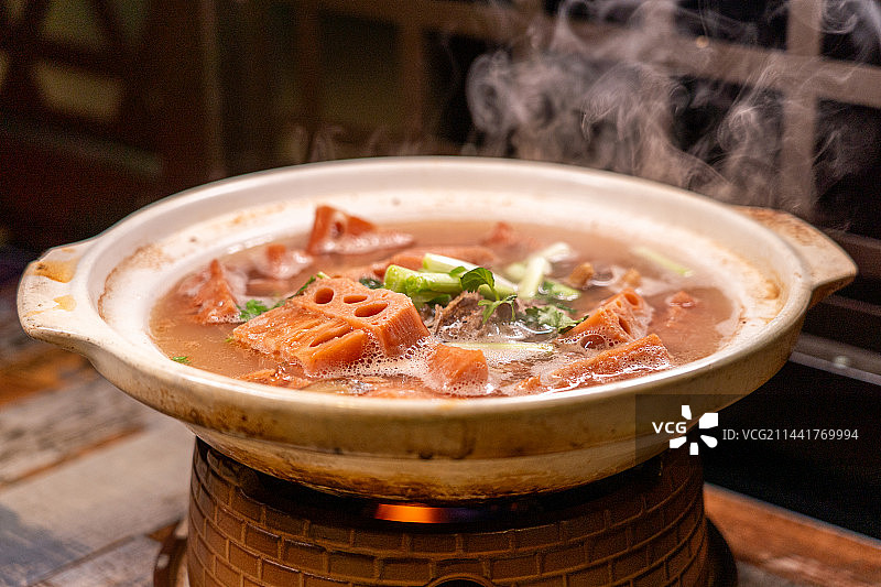 湖北特色菜 简骨洪湖莲藕煲 洪湖莲藕大骨汤图片素材