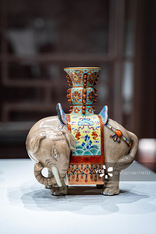 故宫清乾隆“粉彩太平有象尊”景德镇御窑图片素材