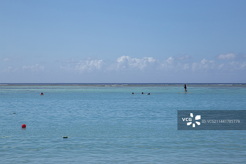 关岛杜梦湾沙滩海滩大海珊瑚礁蓝色天空白云船沙滩椅棕榈树椰子树热带图片素材