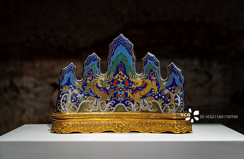 清乾隆“海水江崖云龙纹景泰蓝笔架”图片素材