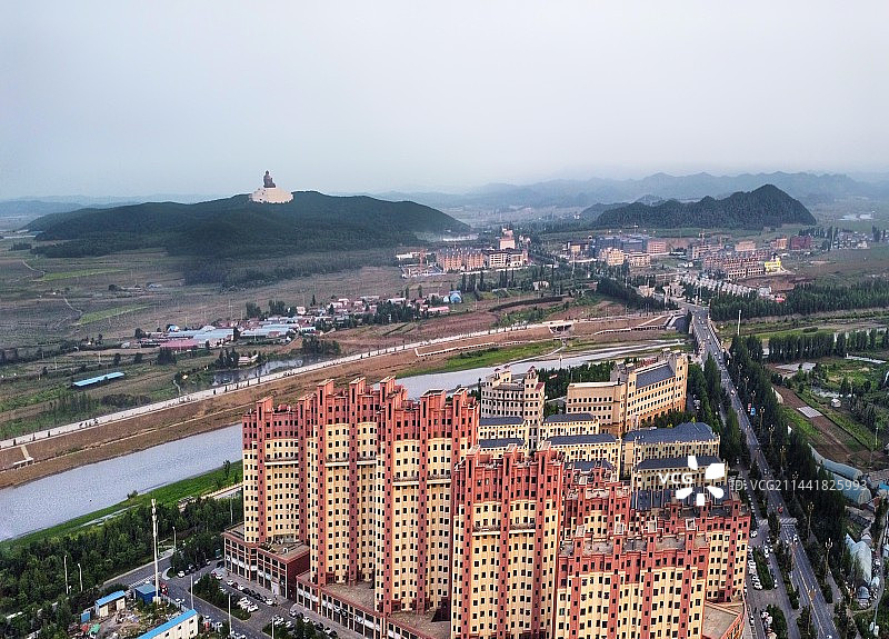 远眺金鼎大佛图片素材