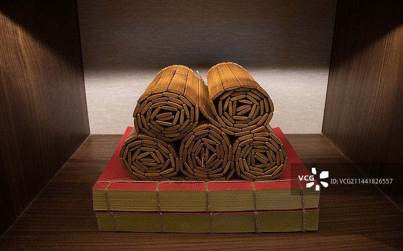 室内书架上的竹简和线装书图片素材