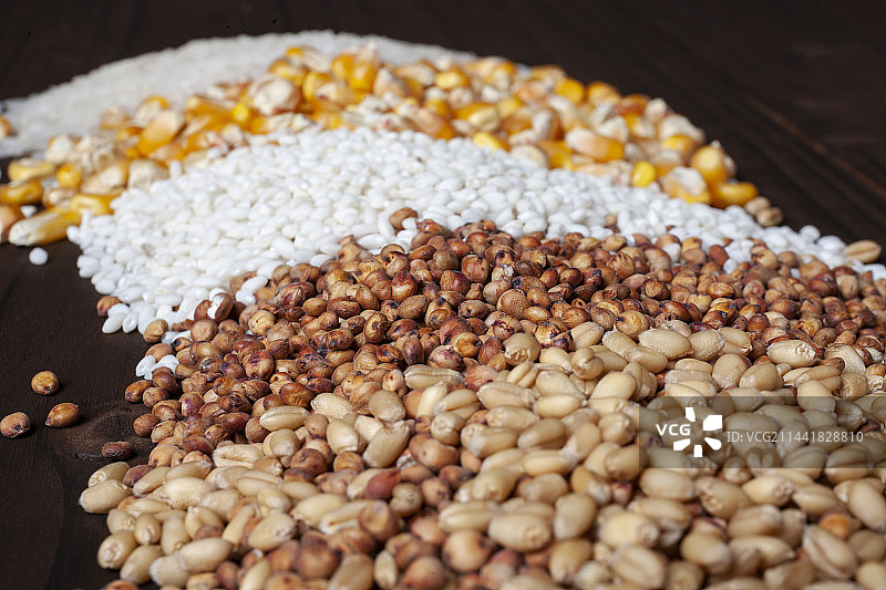 白酒五粮酿造图片素材