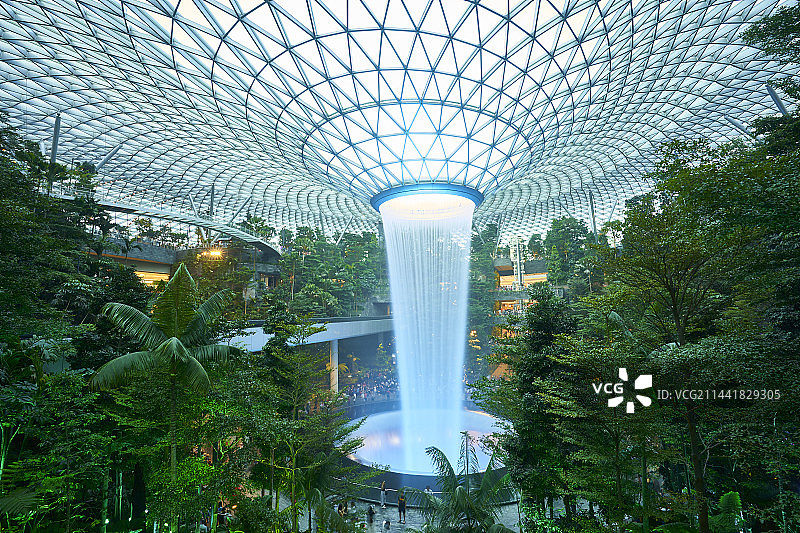 樟宜机场内的瀑布图片素材