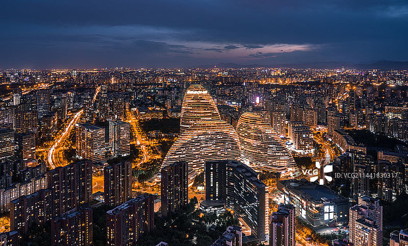 航拍视角俯瞰望京soho城市风光夜景高视角图片素材