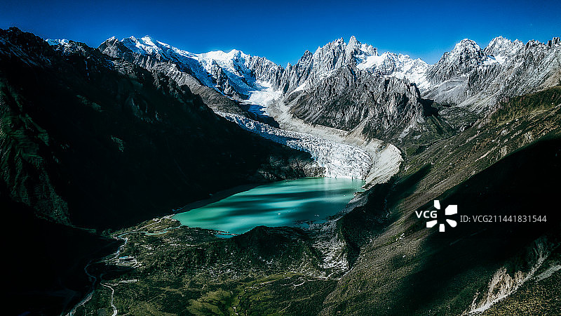 布加雪山图片素材