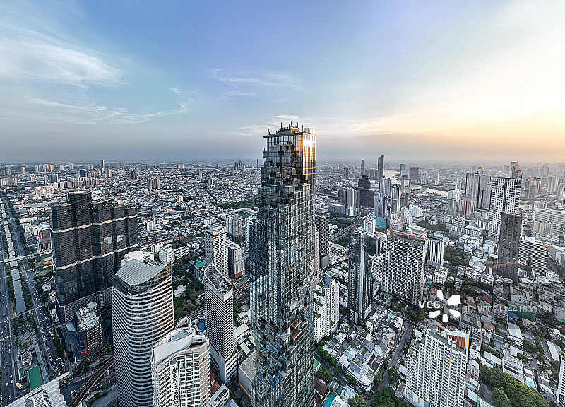 泰国曼谷市中心摩天大楼皇权像素大厦 | MahaNakhon Tower图片素材