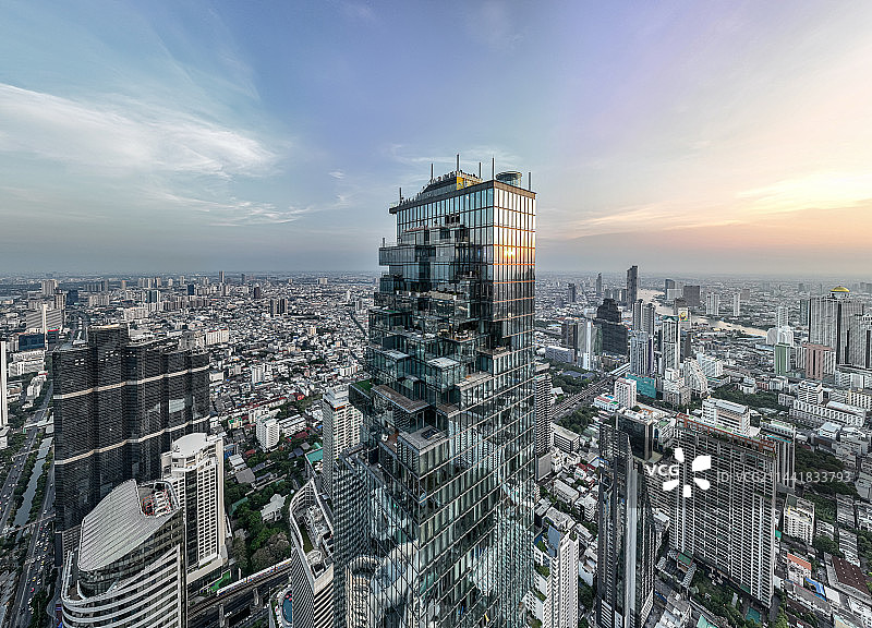 泰国曼谷市中心摩天大楼皇权像素大厦 | MahaNakhon Tower图片素材