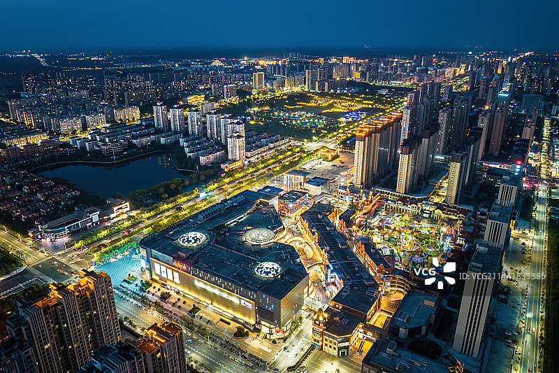 河南信阳羊山新区万达广场城市天际线夜景航拍俯瞰图片素材