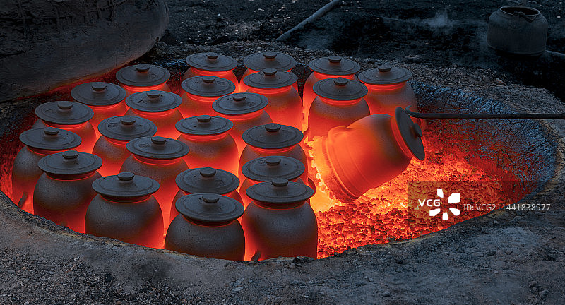四川省雅安市荥经县黑陶制砂烧制过程图片素材