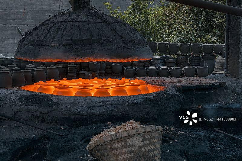 四川省雅安市荥经县黑陶制砂烧制过程图片素材