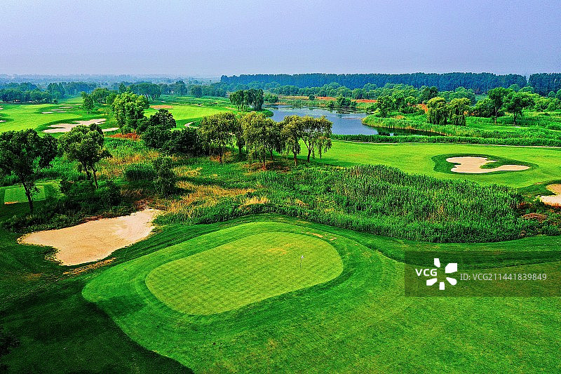 “北方小江南”之称气候湿润天然含硒优质矿泉水神泉秀水；储量达100亿吨，温度达80℃ （雄安美）图片素材