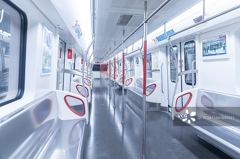 干净光亮地铁内部图片素材