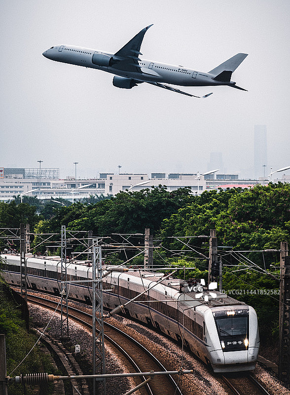厦门·飞机动车同框图片素材