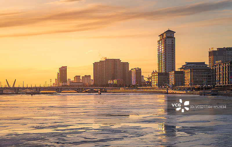 吉林延边州延吉市布尔哈通河江滨城市风光图片素材