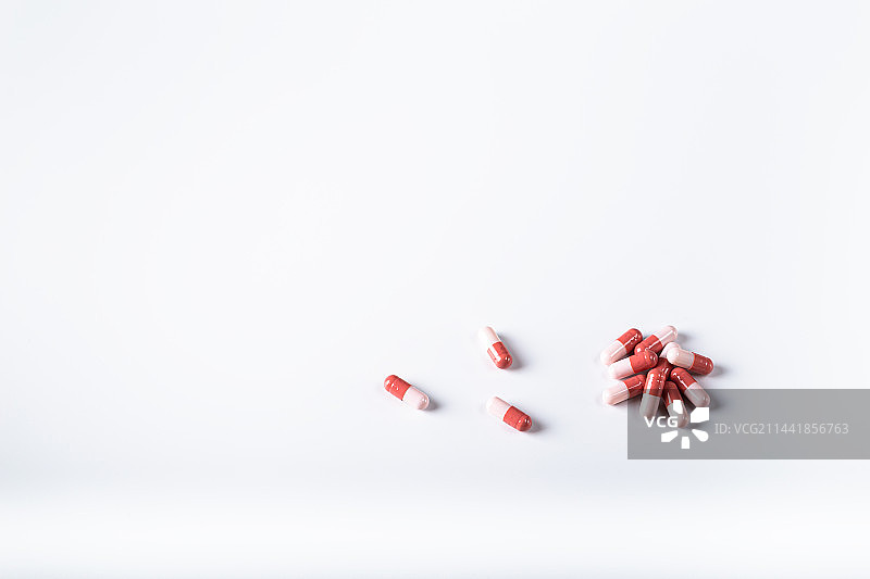 一些药物胶囊放在白色背景上图片素材