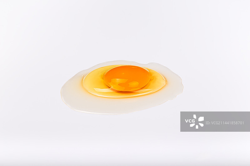 蛋清和蛋黄打在白色背景上图片素材