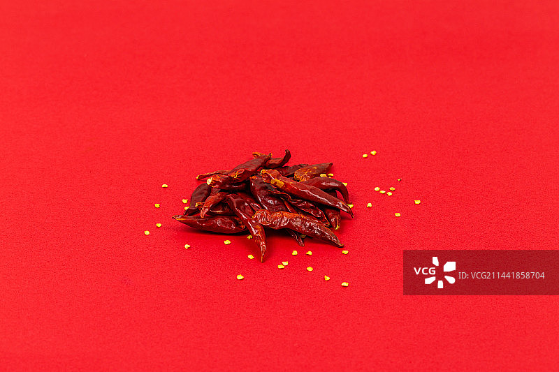 一些干辣椒放在红色背景中图片素材