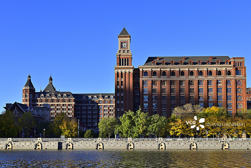 蓝天映衬下的天津海河“泰安道五大院”英伦风情城市建筑景观图片素材