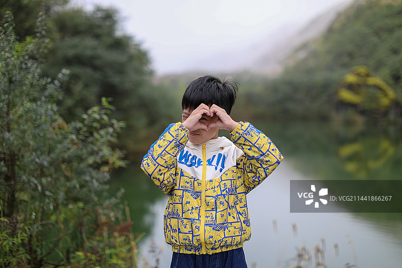 快乐的男孩在甘孜海螺沟旅行图片素材