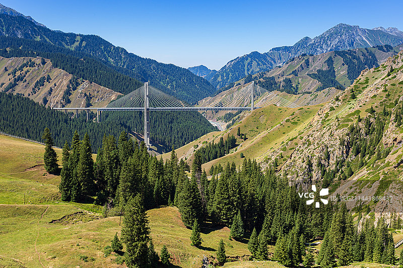 中国新疆伊犁霍城县果子沟大桥图片素材