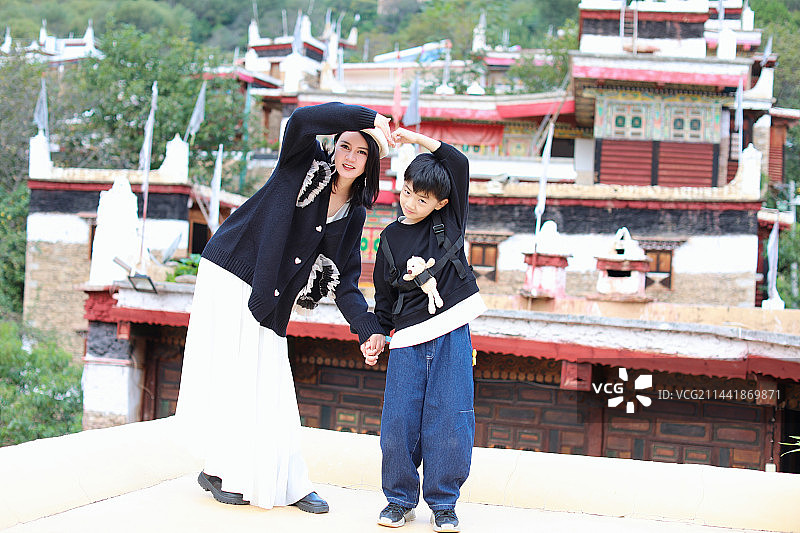 一对母子在丹巴甲居藏寨旅行图片素材