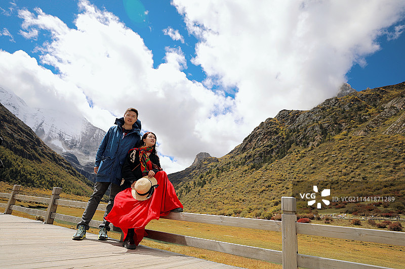 快乐的情侣在稻城亚丁旅行图片素材