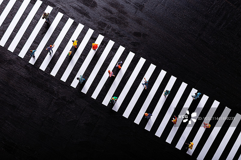 一些行人走在人行横道上图片素材