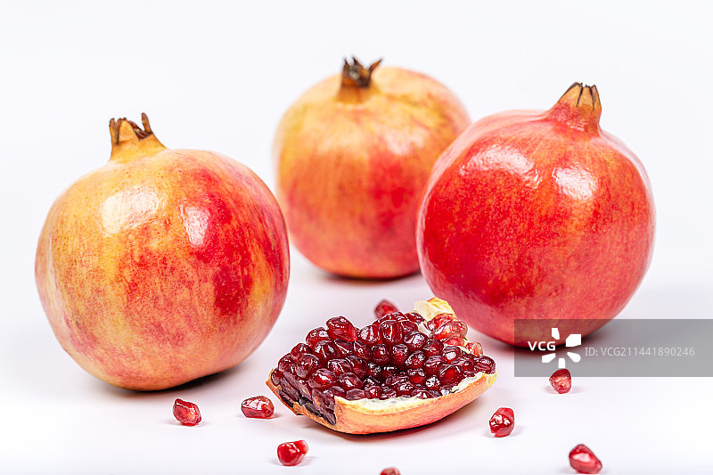几个新鲜石榴放在白色背景上图片素材