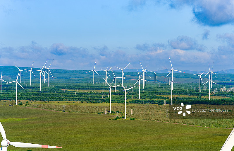 草原上的风力发电站图片素材