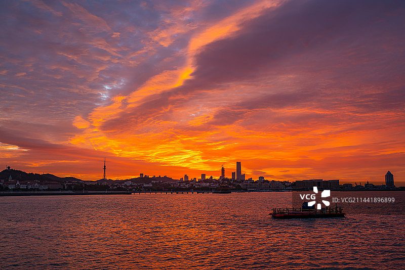 青岛栈桥湾火烧云图片素材