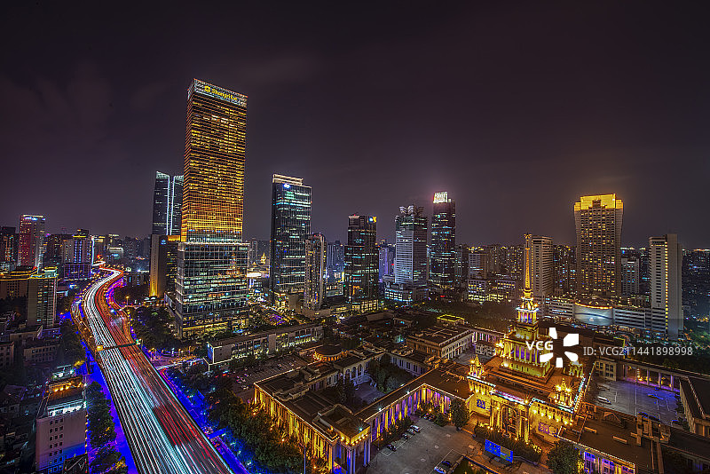 上海展览馆与车轨图片素材