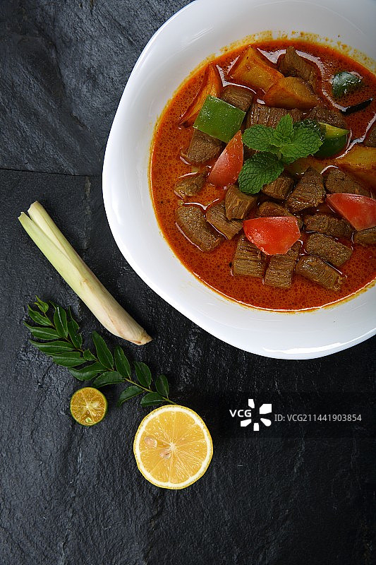 印尼菜东南亚菜品红咖喱青红椒鸡肉图片素材