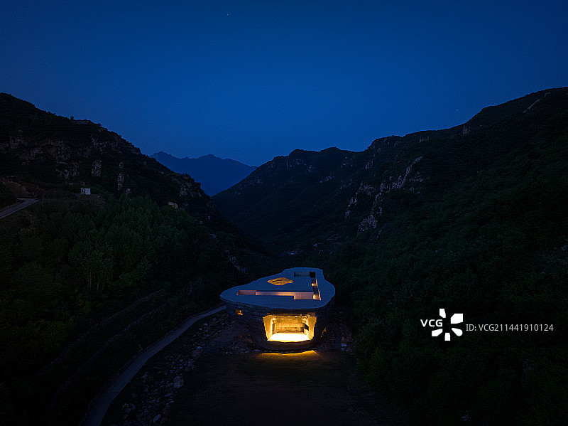 山谷音乐厅夜幕下的山景图片素材