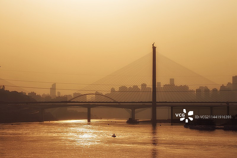 落日黄昏下的重庆长江大桥图片素材