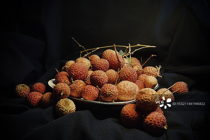 黑色背景下桂味荔枝图片素材