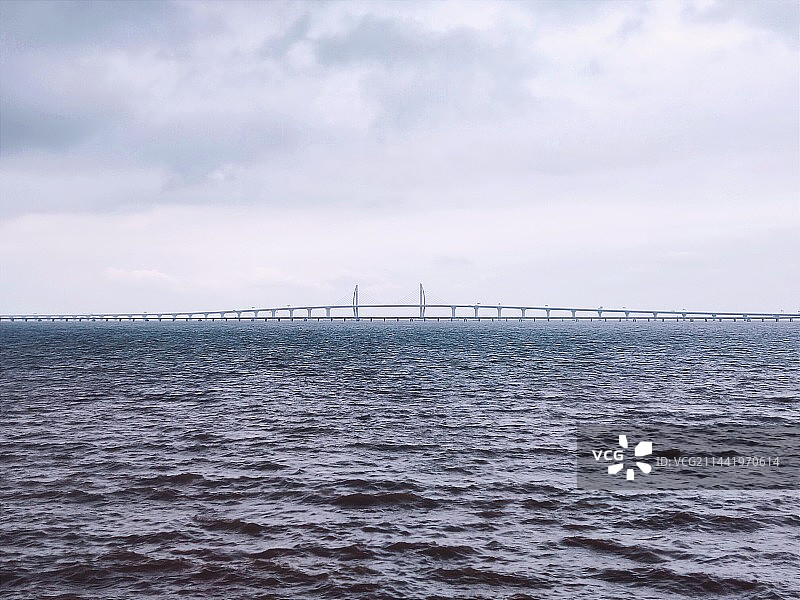 多云天空下的海上吊桥图片素材
