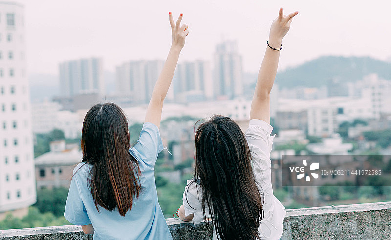 两个年轻的女性朋友在屋顶图片素材