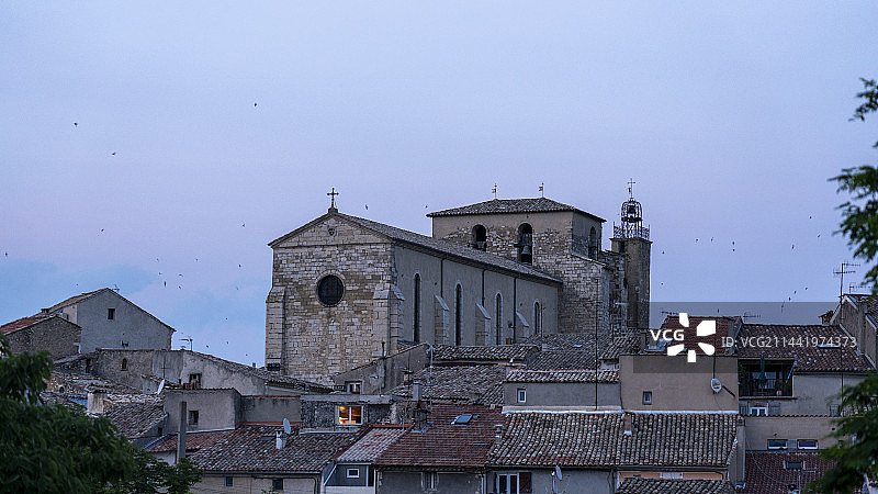傍晚的法国valensole小镇山顶教堂特写图片素材