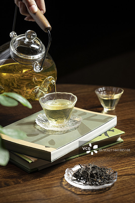 在暗调的室内倒茶喝茶图片素材