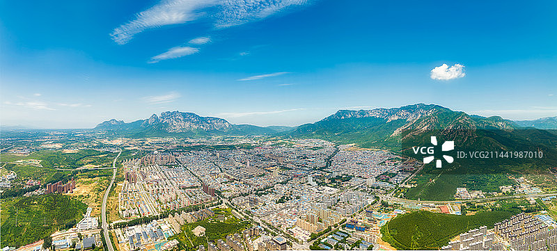 河南省郑州市登封市都市风光与嵩山山脉夏季户外航拍全景图片素材