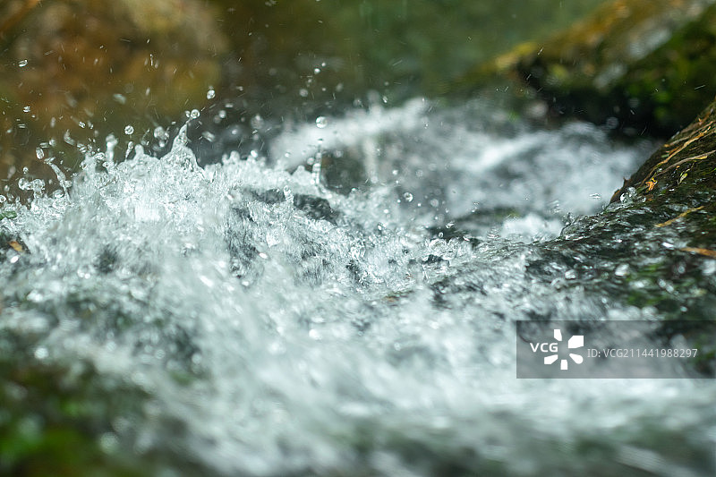 小溪河流岩石水花四溅图片素材
