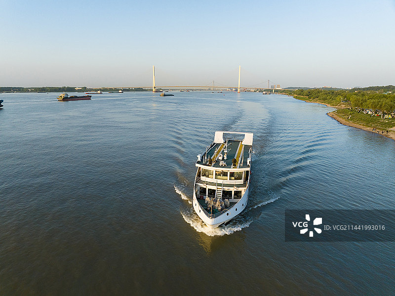 南京长江燕子矶观光游船图片素材