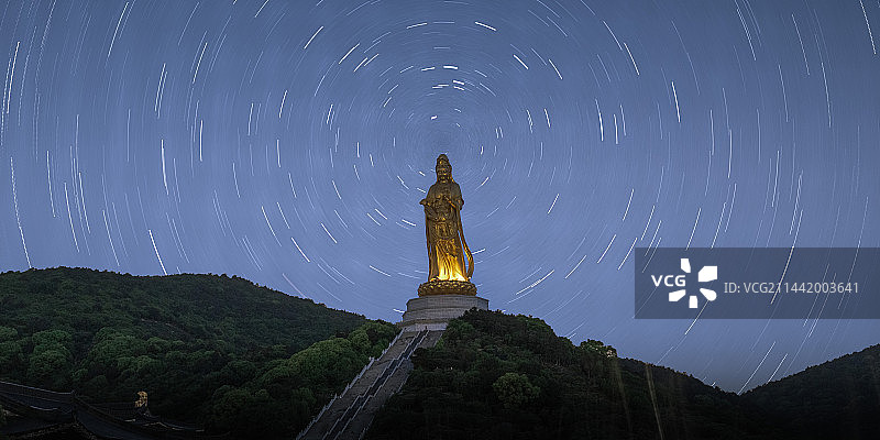 星空下的观音菩萨图片素材
