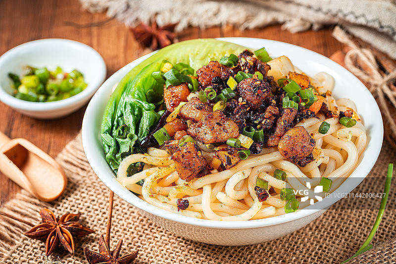 美食辣子鸡拌粉图片素材