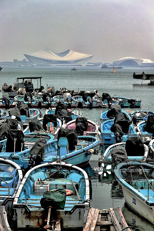 港口的小船，对岸的厦门白鹭体育馆️图片素材