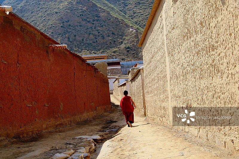 甘肃拉卜楞寺外行走的小僧人图片素材