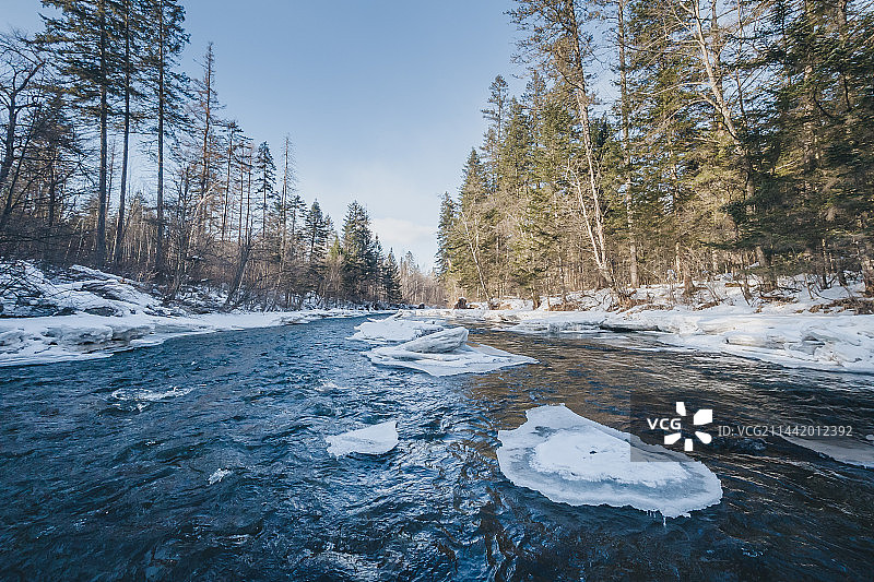 吉林长白山雪山森林溪流河水自然风光图片素材