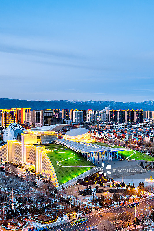 中国内蒙古呼和浩特内蒙古博物院城市天际线夜景图片素材