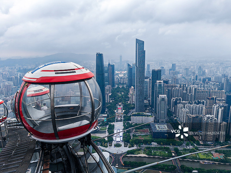 多云下广州塔摩天轮遥望广州城图片素材